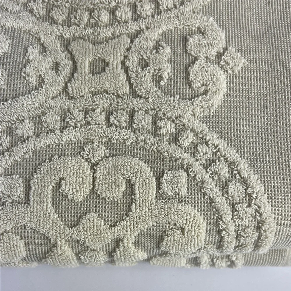 Common Thread Bath Towels Cream Luxury Medallion Textured Cotton Set of 2 NEW